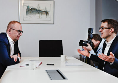 Neljä teesiä parempiin haastatteluihin: ”Tavoitteellista kyselyä, ei keskustelua”