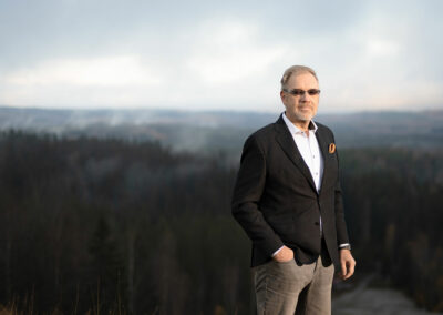 Kielteinen suhtautuminen seksuaalivähemmistöihin voisi tuoda päätoimittajalle potkut, linjaa Keskisuomalaisen Vesa-Pekka Kangaskorpi – AlfaTV:hen yhtiö sijoitti ”liberaalin moniarvoisuuden” nimissä