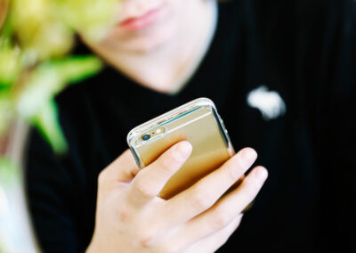 Luottamus uutisiin laskee edelleen – pienin luotto nuorilla, ilmastonmuutosta vähättelevillä ja miehillä