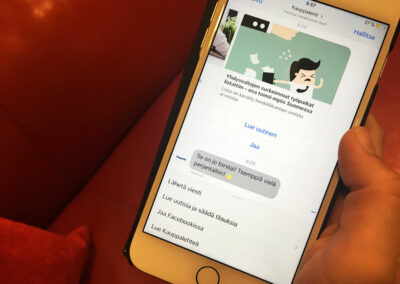 Kauppalehti viestittelee nyt uutisia emojein – Botin repliikkien käsikirjoittaminen oli projektin työläin vaihe