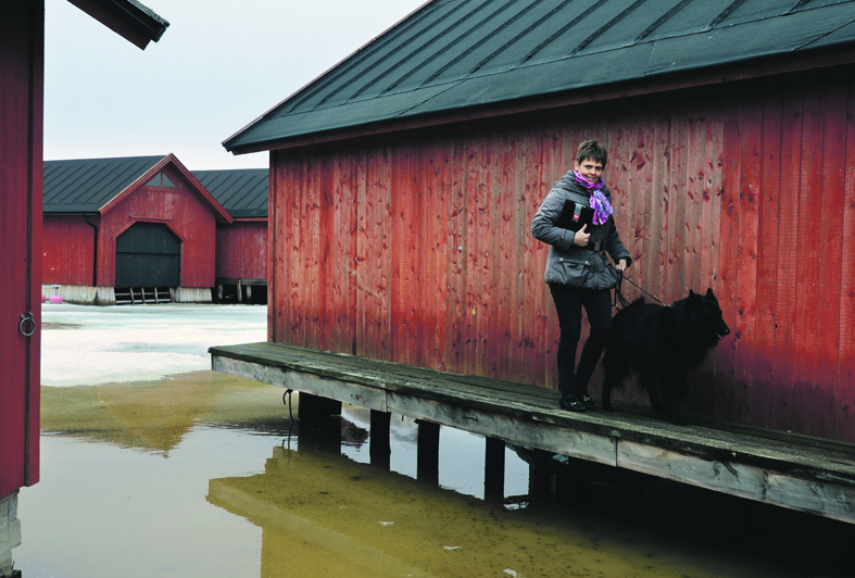 Nina Nyman-Johansson lukisi mielellään sanomalehteä lukulaitteelta esimerkiksi saaristossa. Kuvaaja: Erkki Santamala