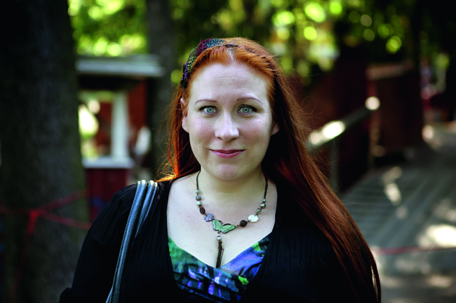 Siri Kolu kirjoitti Sanomalehtien Liiton ja Suomen Kustannusyhdistyksen Luetko sinä? -kampanjaa varten novellin Pelko ihmisissä. Novelli julkaistiin tänä syksynä kolmessa osassa 22 sanomalehdessä, ja kahdeksasluokkalaiset ympäri maan kirjoittivat siitä arvioita.