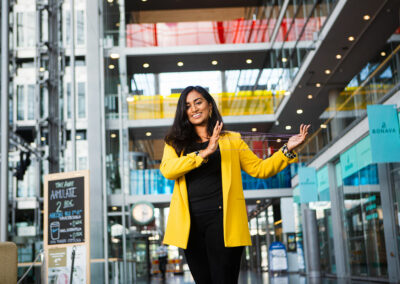 Toimitustyön rutiineissa on hukkaa ja ongelmia, joista Sanoma haluaa eroon. Sonia Mathewsin johtama tiimi tarttuu työnkulun epäsujuvuuksiin Ilta-Sanomien ja Helsingin Sanomien toimituksissa.