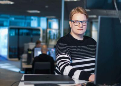 ”Pitää olla silmät joka paikassa samaan aikaan ja seurata eri lähteitä”, Ilta-Sanomien Teemu Kuusijoensuu sanoo Ukrainan sodan liveseurannasta