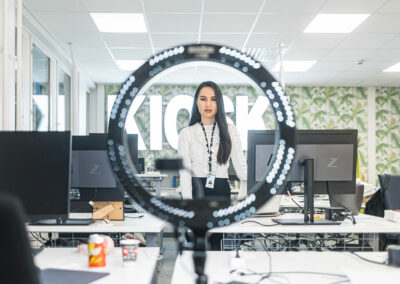 Kaikkia aiheita voi käsitellä Instan ja Tiktokin videoformaateissa, sanoo Ylen Zahra Karimy: ”Videot tehdään sillä asenteella, että kerron ystävänä, mitä tapahtuu”