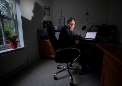 Sotarikoksia paljastavan Bellingcatin perustaja kehottaa medioita hyödyntämään avointen lähteiden tiedustelua: ”Olemme solmukohta internetin kaaoksen ja järjestelmällisemmän tiedon välillä”.