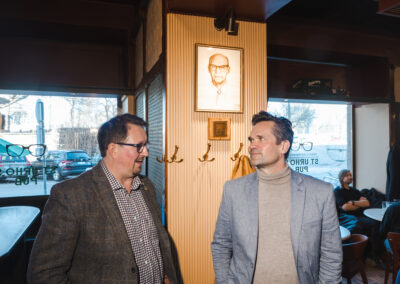 Kun Venäjä hyökkäsi Ukrainaan, Mika Aaltola istui monta päivää putkeen tv-studioissa ja Mika Salmisen puhelin lakkasi soimasta. Nyt koko kansan Mikat pohtivat oluttuoppien ääressä kriisiaikojen mediamaisemaa.