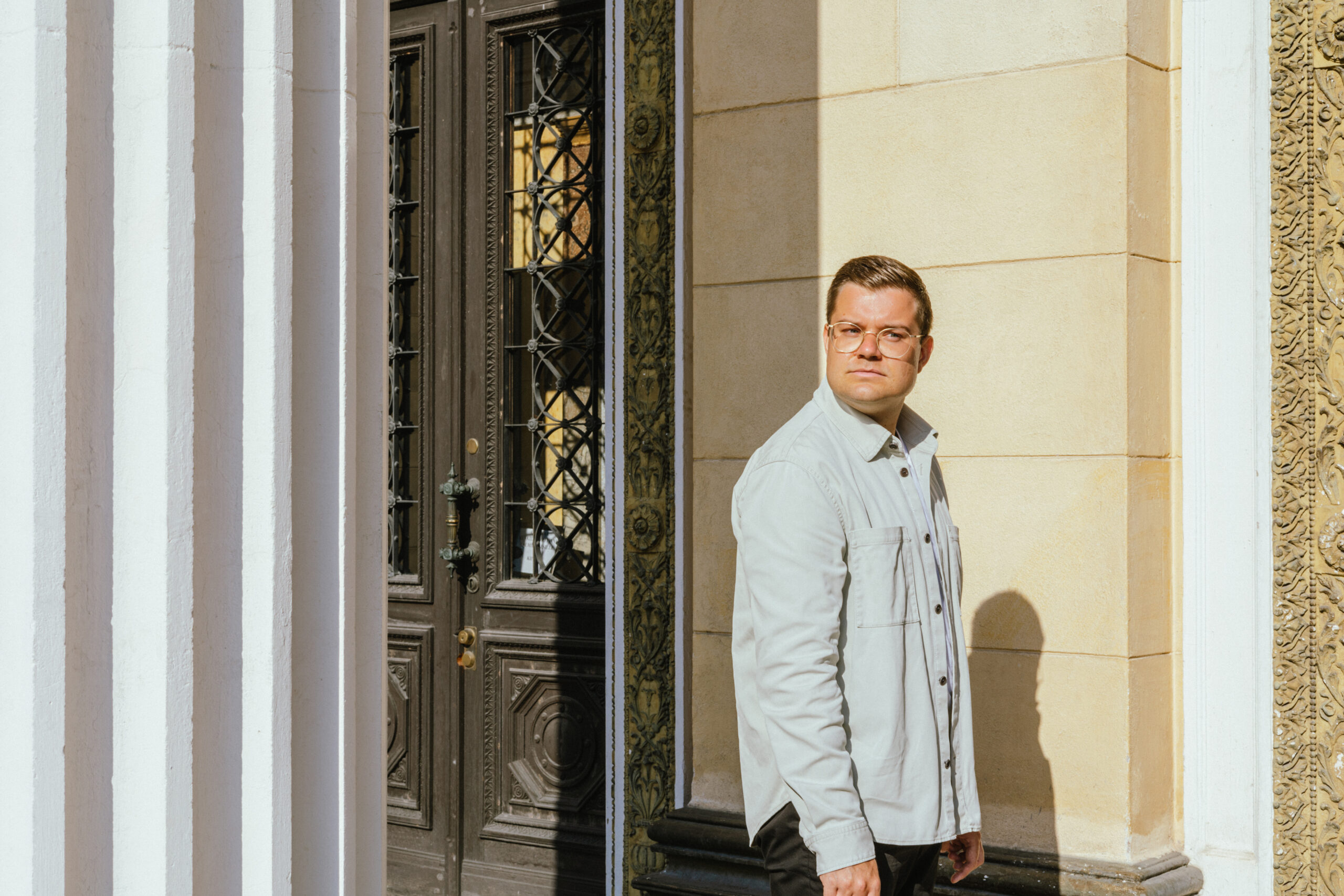 Robert Sundman kuvattuna Säätytalon edessä. Kuva: Vesa Laitinen