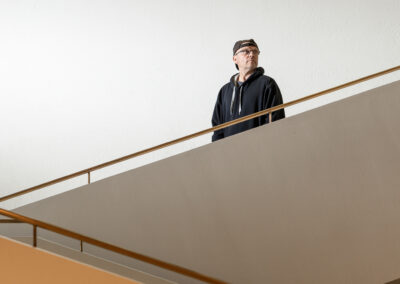 Tuomas Manninen lähestyy palomiehiä, poliiseja ja muita haastateltaviaan eri tavoin: ”Kysymysten pitää olla tosi hyviä tai tosi tyhmiä”