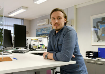 Posti ei toistaiseksi ota käyttöön aluehinnoittelua ja lupaa hintaleikkurin kovimpiin korotuksiin – ”Aika laihalta voitolta tuntuu”, kommentoi Johannes Ujainen