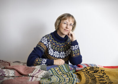 ”On käsittämätöntä, miten monella käsityöharrastajalla on jokin kiinnostava tarina kerrottavanaan”, sanoo Keskipohjanmaan suosittua palstaa pitävä Pia Räihälä