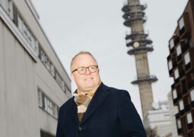 Mediapolitiikka on Suomessa ollut Yle-politiikkaa ja nyt rahat pitää jakaa tasaisemmin, sanoo Ylestä kirjan julkaissut juristi Mikko Alkio.