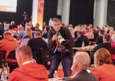 ”Edustavien potrettien otto on PR-toimistojen tehtävä”: Suomen Lehdistö seurasi Helsingin Sanomien Juhani Niirasen työtä SDP:n puoluekokouksessa 