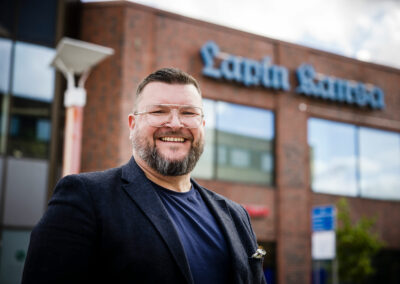 Lapin Kansan tuleva päätoimittaja Sauli Pahkasalo haluaa, että mediasta tulee myös hyvä fiilis: ”Jokaista siltarummun paikkaa ei tarvitse arvostella”